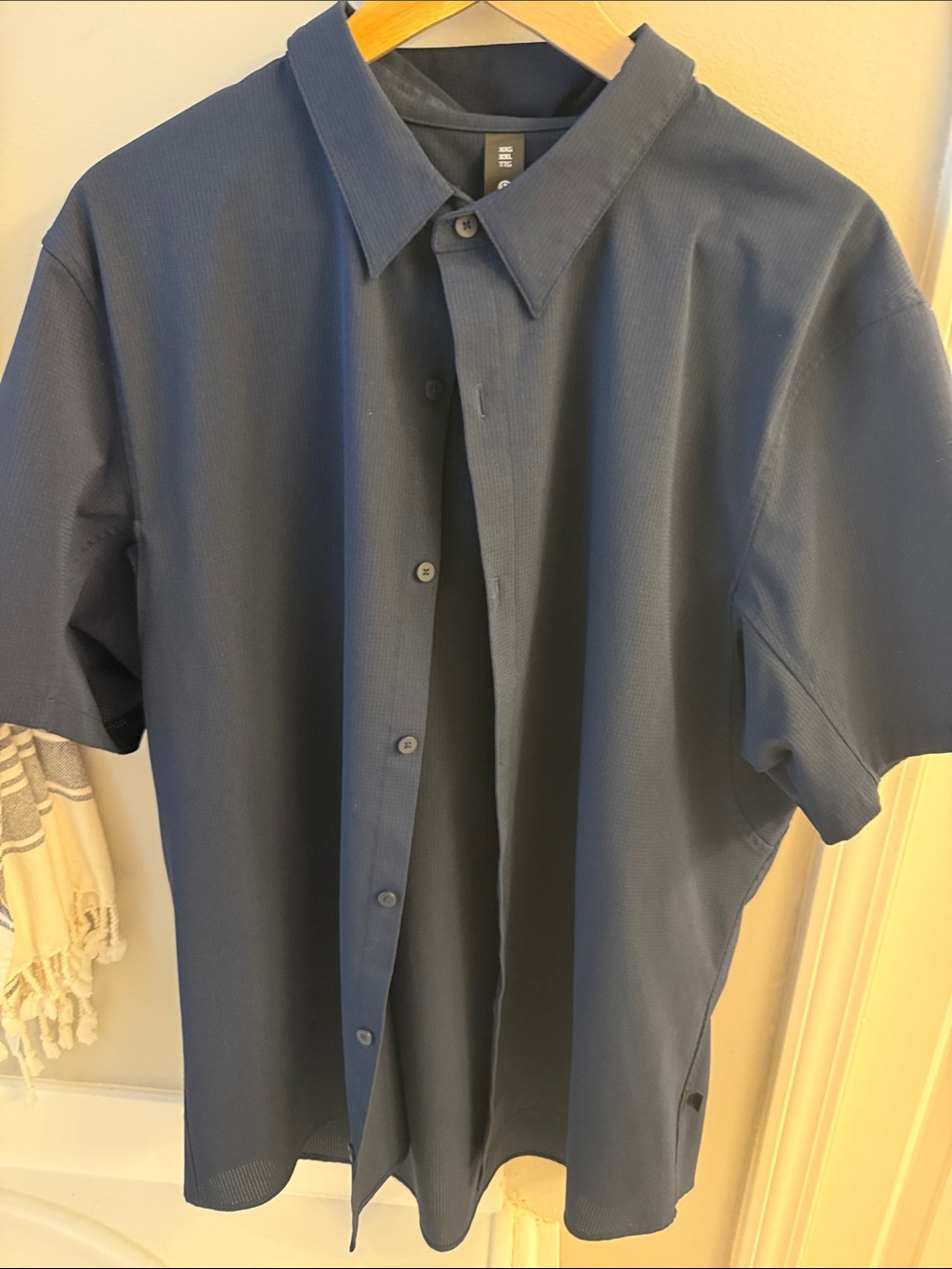 Lululemon airing Easy shirt in XXL